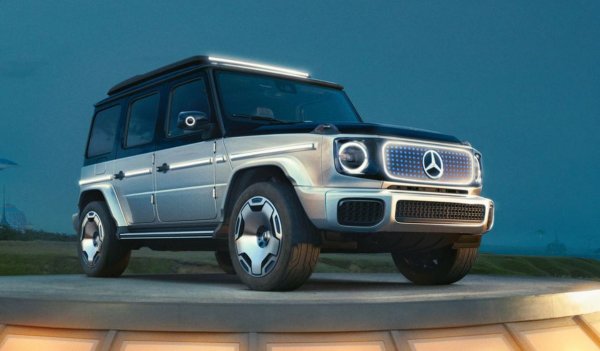 Mercedes-Benz предоставя електрическо &bdquo;лечение&ldquo; на своя любим G-Class. Компанията показа за първи път тази концепция на автомобилното изложение в Мюнхен през 2021 г.
EQG ще има електрически мотор на всяко колело, което осигурява задвижване на четирите колела. Подробности за цената, пробега и конските сили засега не са разкрити.
